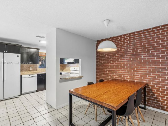 Дом в аренду по адресу 5020 SW 40th Ave 5020 - фото 7482905