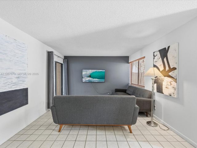 Дом в аренду по адресу 5020 SW 40th Ave 5020 - фото 7482907