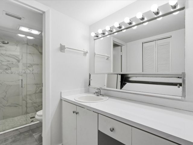 Дом в аренду по адресу 5020 SW 40th Ave 5020 - фото 7482909