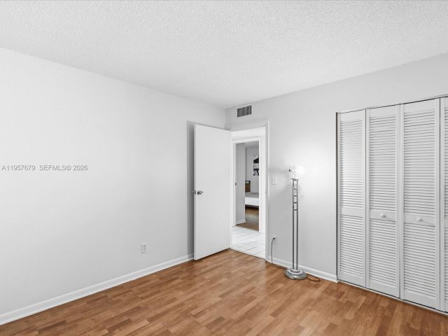 Дом в аренду по адресу 5020 SW 40th Ave 5020 - фото 7482912