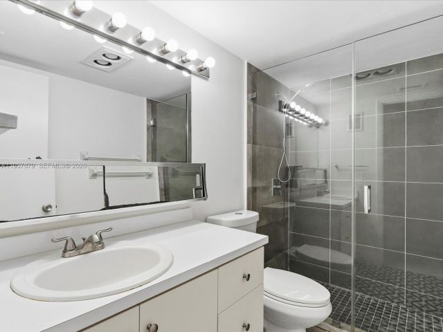 Дом в аренду по адресу 5020 SW 40th Ave 5020 - фото 7482913