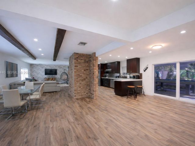 Продажа дома по адресу 241 SW 129th Ave - фото 7428170