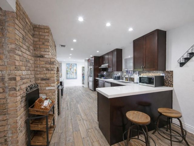 Продажа дома по адресу 241 SW 129th Ave - фото 7428172