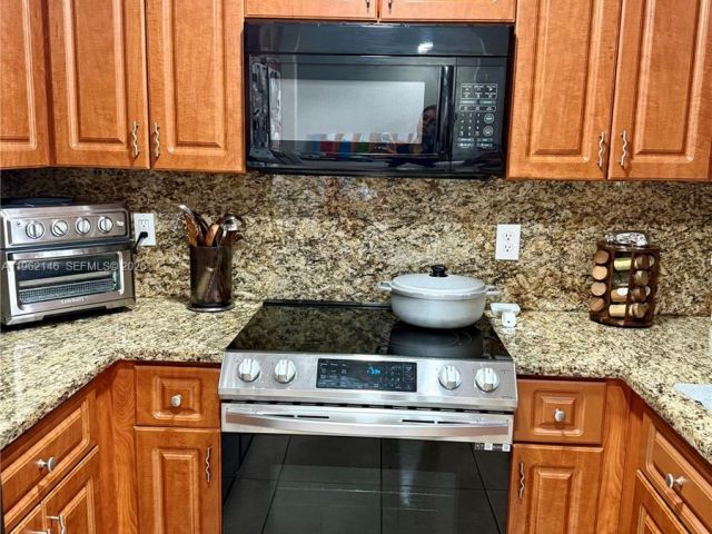 Дом в аренду по адресу 16811 NW 14th Ave 16811 - фото 7480231