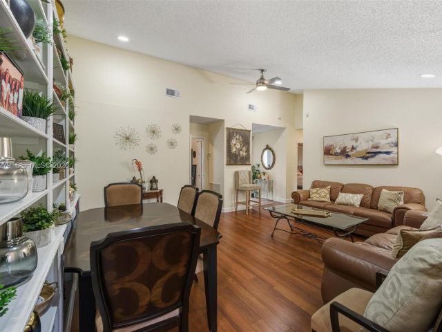 Продажа дома по адресу 10308 Greenbriar Ct - фото 7453475