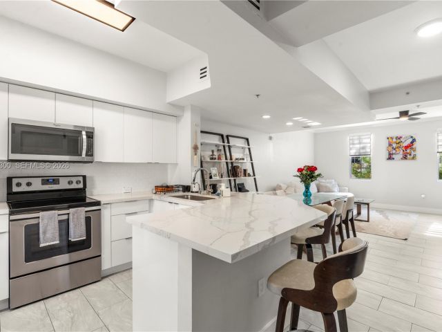 Продажа дома по адресу 2991 NE 185th St 1706 - фото 7393447