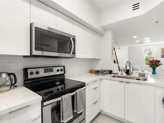 Продажа дома по адресу 2991 NE 185th St 1706 - фото 7393448