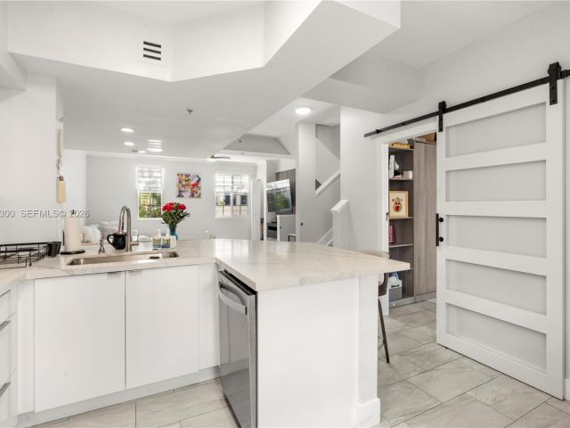 Продажа дома по адресу 2991 NE 185th St 1706 - фото 7393449