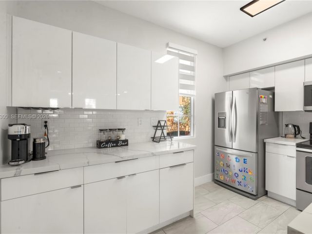 Продажа дома по адресу 2991 NE 185th St 1706 - фото 7393450