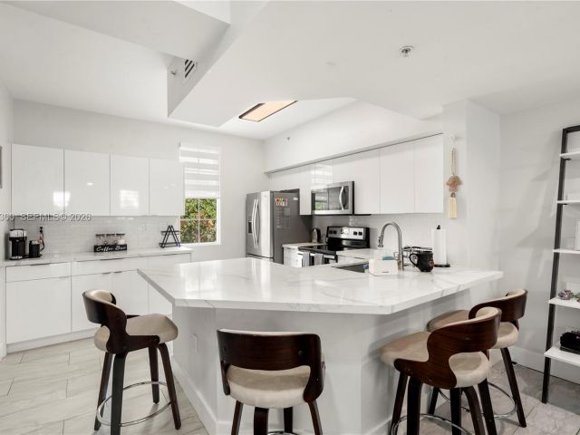 Продажа дома по адресу 2991 NE 185th St 1706 - фото 7393451