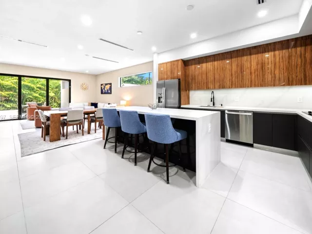 Продажа дома по адресу 325 SW 16th St A - фото 7425992