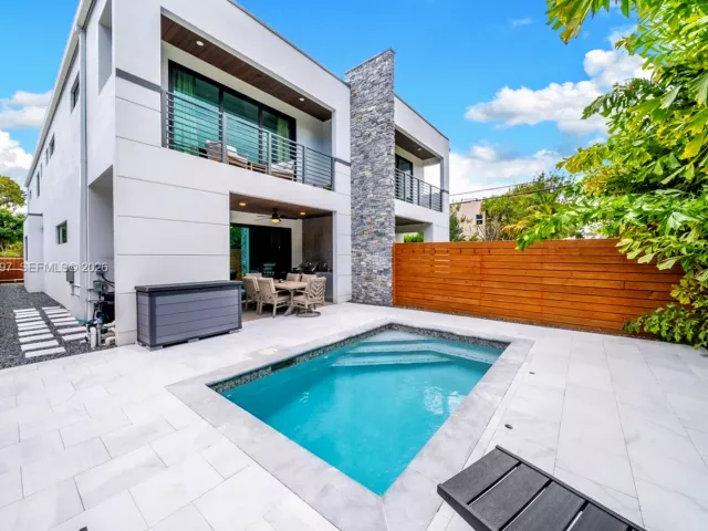 Продажа дома по адресу 325 SW 16th St A - фото 7425994