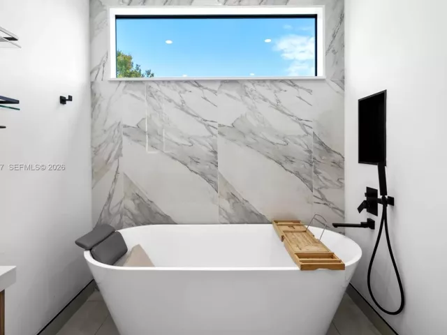 Продажа дома по адресу 325 SW 16th St A - фото 7425978