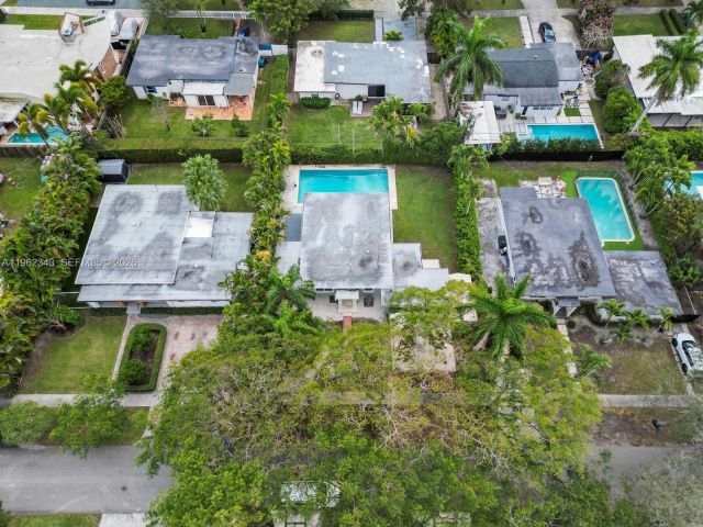 Дом в аренду по адресу 5940 SW 47th St - фото 7427260