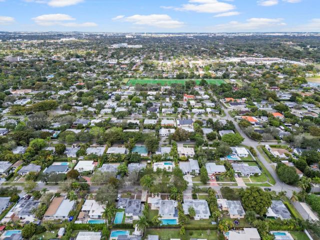 Дом в аренду по адресу 5940 SW 47th St - фото 7427265