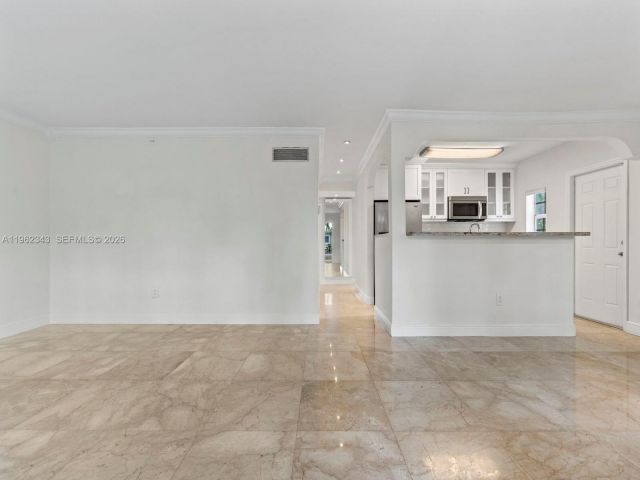 Дом в аренду по адресу 5940 SW 47th St - фото 7427268