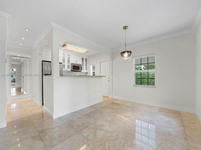 Дом в аренду по адресу 5940 SW 47th St - фото 7427269