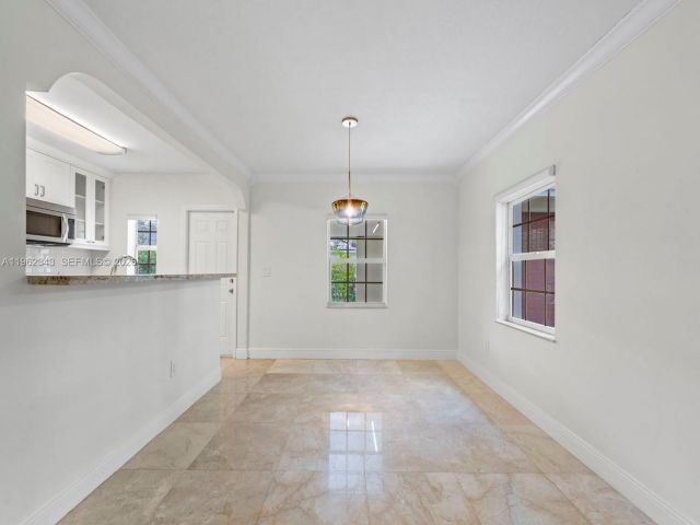 Дом в аренду по адресу 5940 SW 47th St - фото 7427270