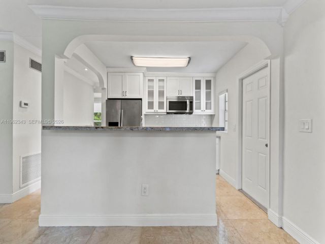 Дом в аренду по адресу 5940 SW 47th St - фото 7427272