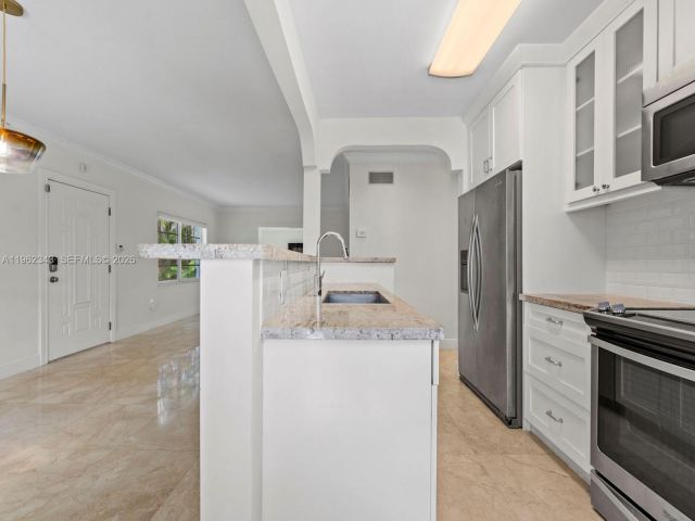 Дом в аренду по адресу 5940 SW 47th St - фото 7427274