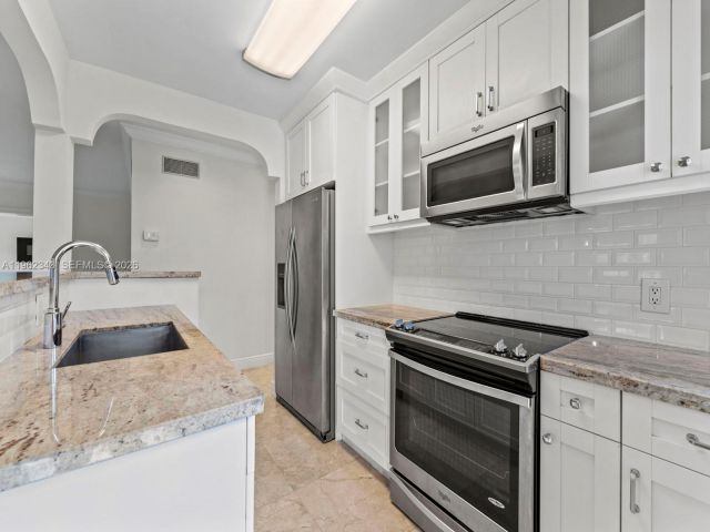 Дом в аренду по адресу 5940 SW 47th St - фото 7427275