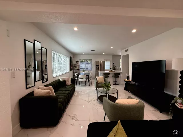 Продажа дома по адресу 299 NE 46th St - фото 7412536