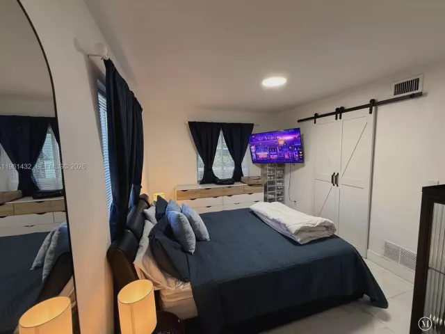 Продажа дома по адресу 299 NE 46th St - фото 7412520