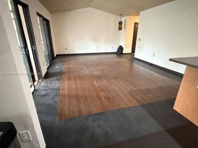 Дом в аренду по адресу 9850 NW 15th Ct 9850 - фото 7453842