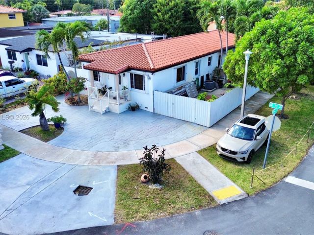 Продажа дома по адресу 300 SW 71st Ave - фото 7440229