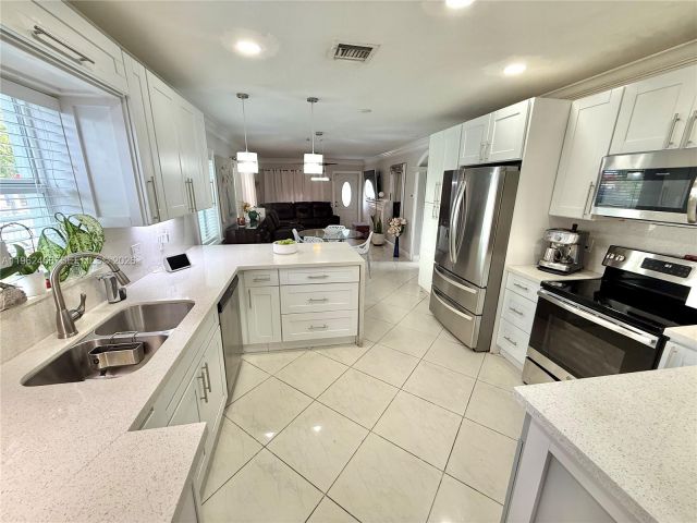 Продажа дома по адресу 300 SW 71st Ave - фото 7440234