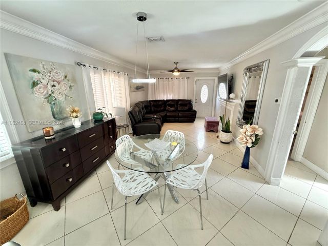 Продажа дома по адресу 300 SW 71st Ave - фото 7440236