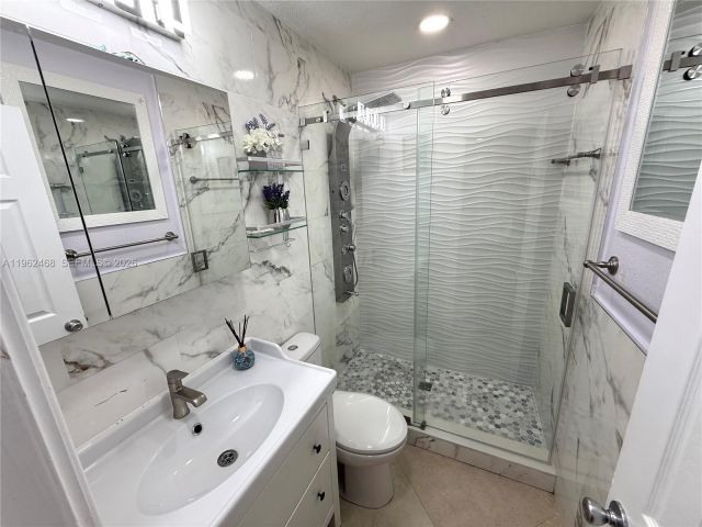 Продажа дома по адресу 300 SW 71st Ave - фото 7440238