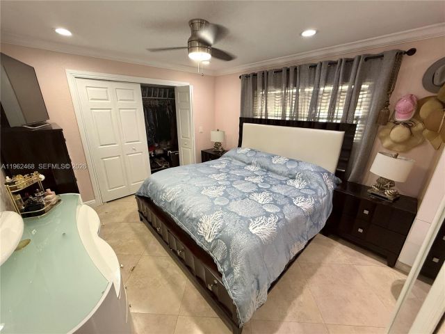 Продажа дома по адресу 300 SW 71st Ave - фото 7440240