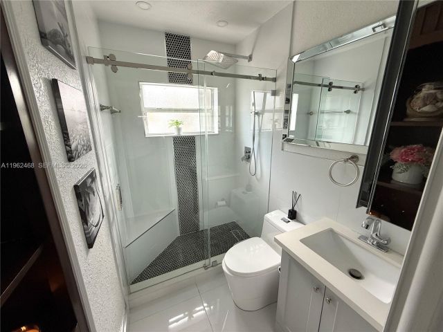 Продажа дома по адресу 300 SW 71st Ave - фото 7440242