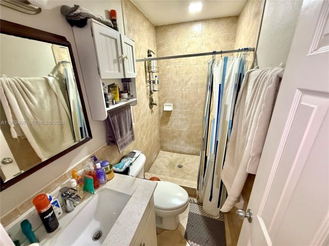 Продажа дома по адресу 300 SW 71st Ave - фото 7440249