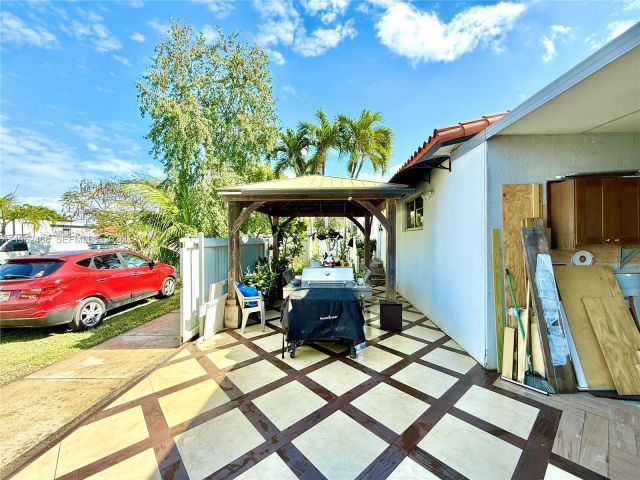 Продажа дома по адресу 300 SW 71st Ave - фото 7440250