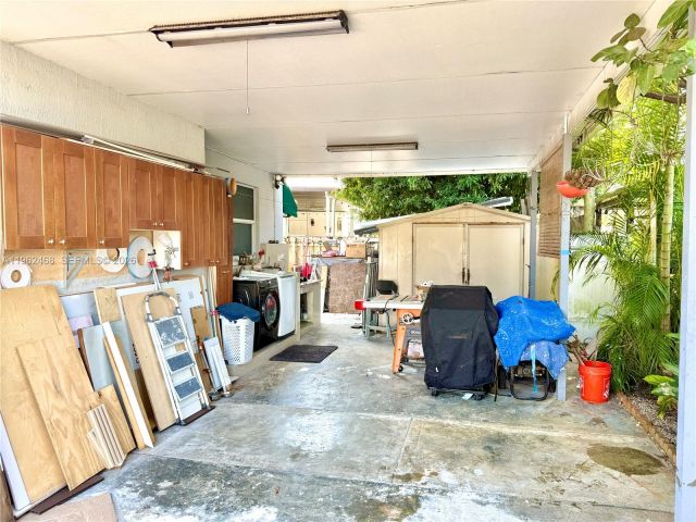 Продажа дома по адресу 300 SW 71st Ave - фото 7440251