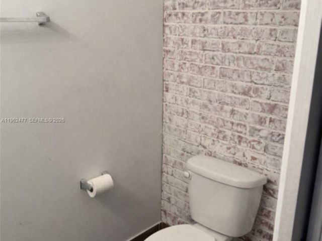 Дом в аренду по адресу 1040 NW 33rd Ct 1040 - фото 7504362