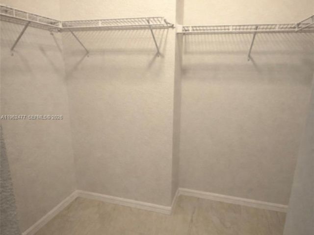 Дом в аренду по адресу 1040 NW 33rd Ct 1040 - фото 7504369