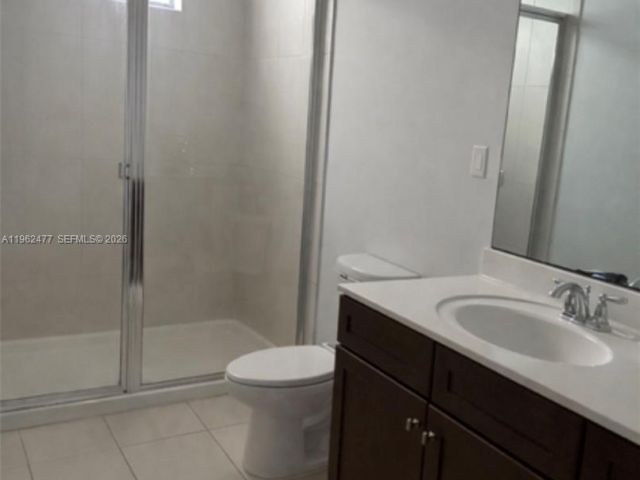 Дом в аренду по адресу 1040 NW 33rd Ct 1040 - фото 7504370