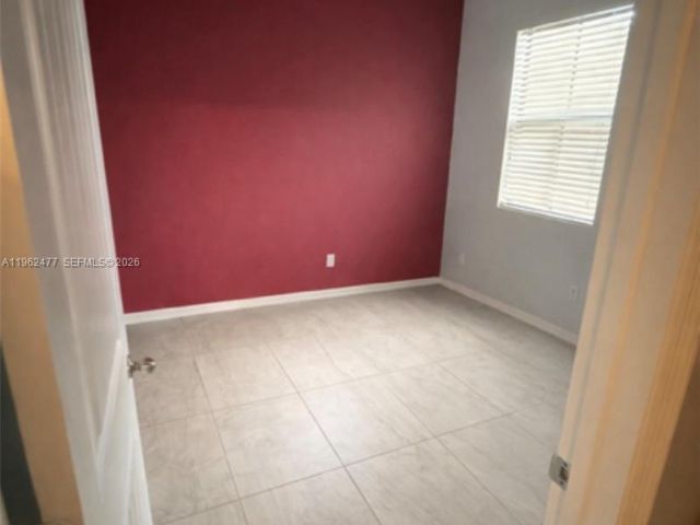 Дом в аренду по адресу 1040 NW 33rd Ct 1040 - фото 7504371