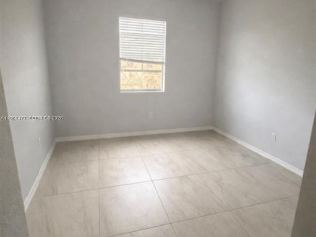 Дом в аренду по адресу 1040 NW 33rd Ct 1040 - фото 7504372