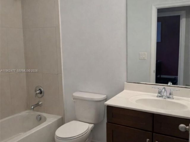 Дом в аренду по адресу 1040 NW 33rd Ct 1040 - фото 7504373