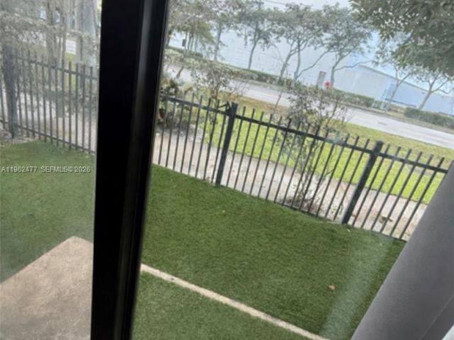 Дом в аренду по адресу 1040 NW 33rd Ct 1040 - фото 7504376