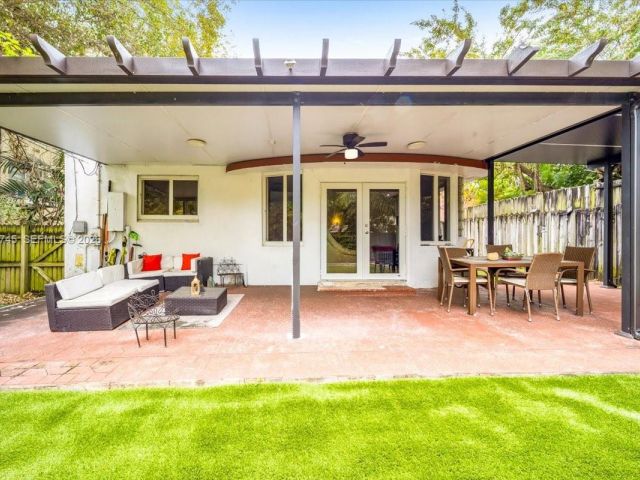 Продажа дома по адресу 321 SW 19th Rd - фото 7524775