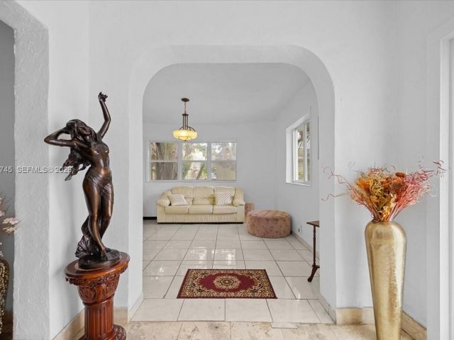 Продажа дома по адресу 321 SW 19th Rd - фото 7524785