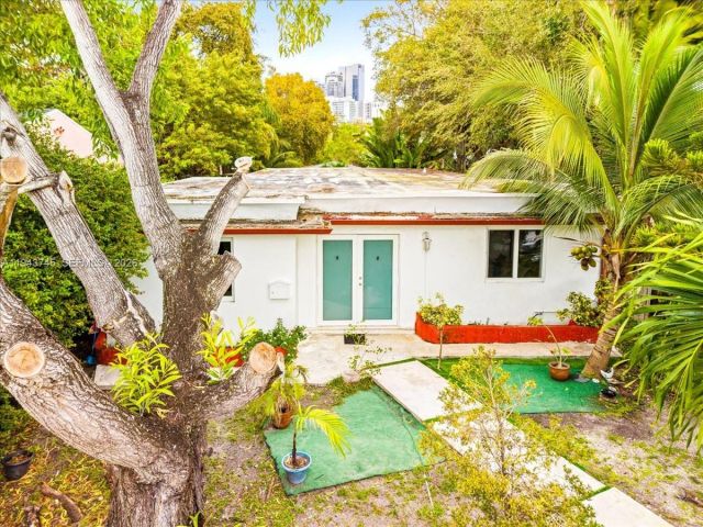 Продажа дома по адресу 321 SW 19th Rd - фото 7524789