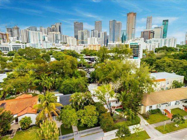 Продажа дома по адресу 321 SW 19th Rd - фото 7524791