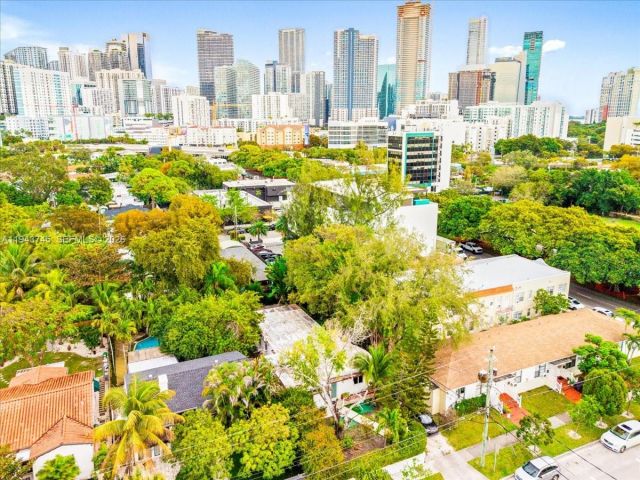 Продажа дома по адресу 321 SW 19th Rd - фото 7524792