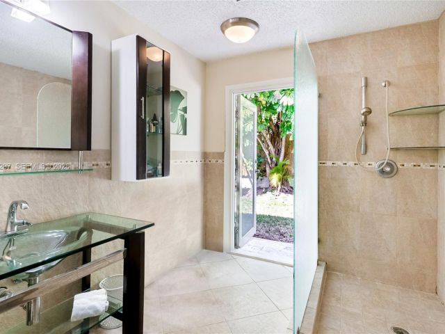 Продажа дома по адресу 1925 NE 214th Ter - фото 7427959